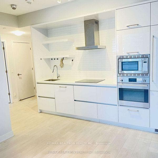 2221 Yonge Street Unit 1007 photo 2