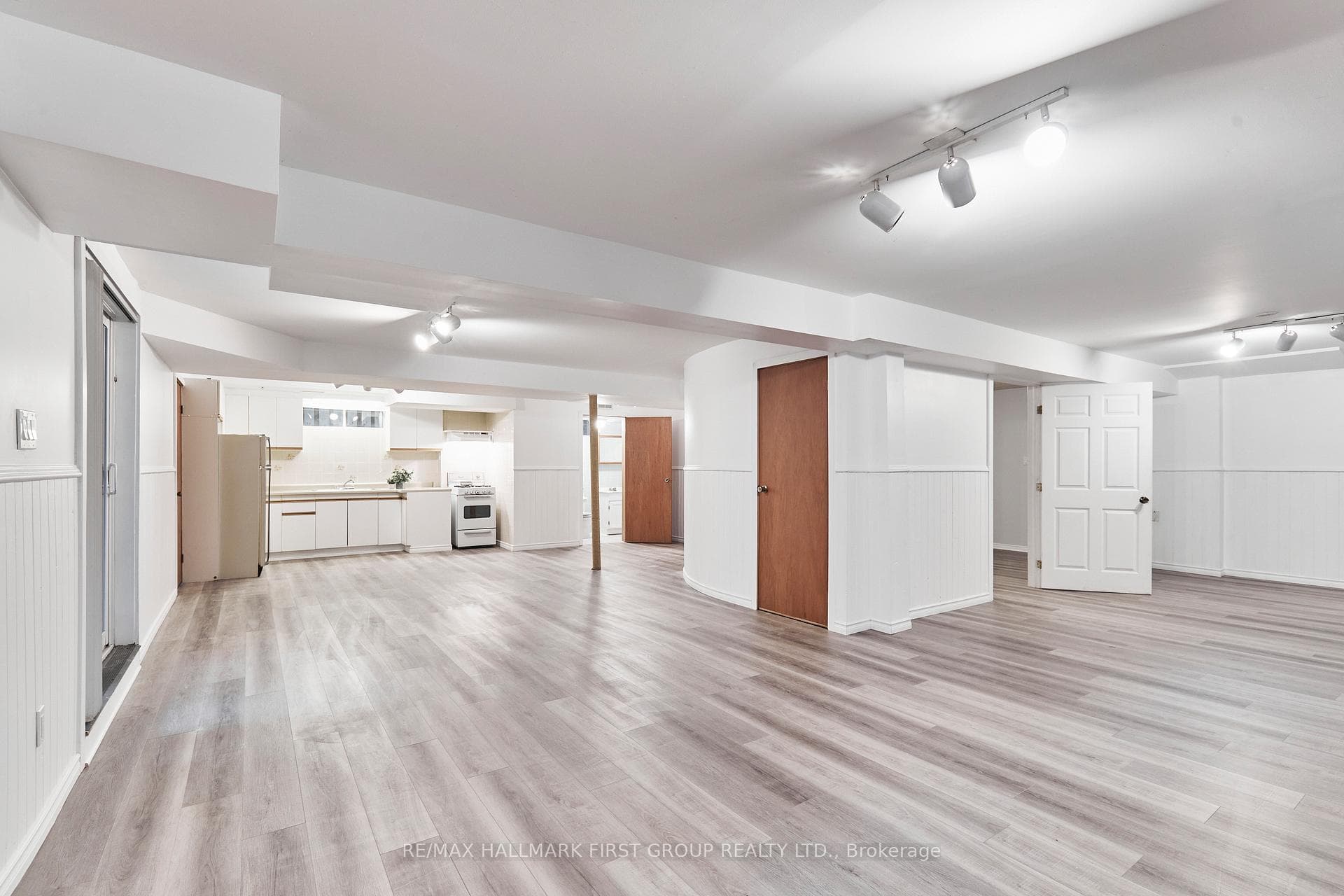 542 McLeod Crescent photo 31