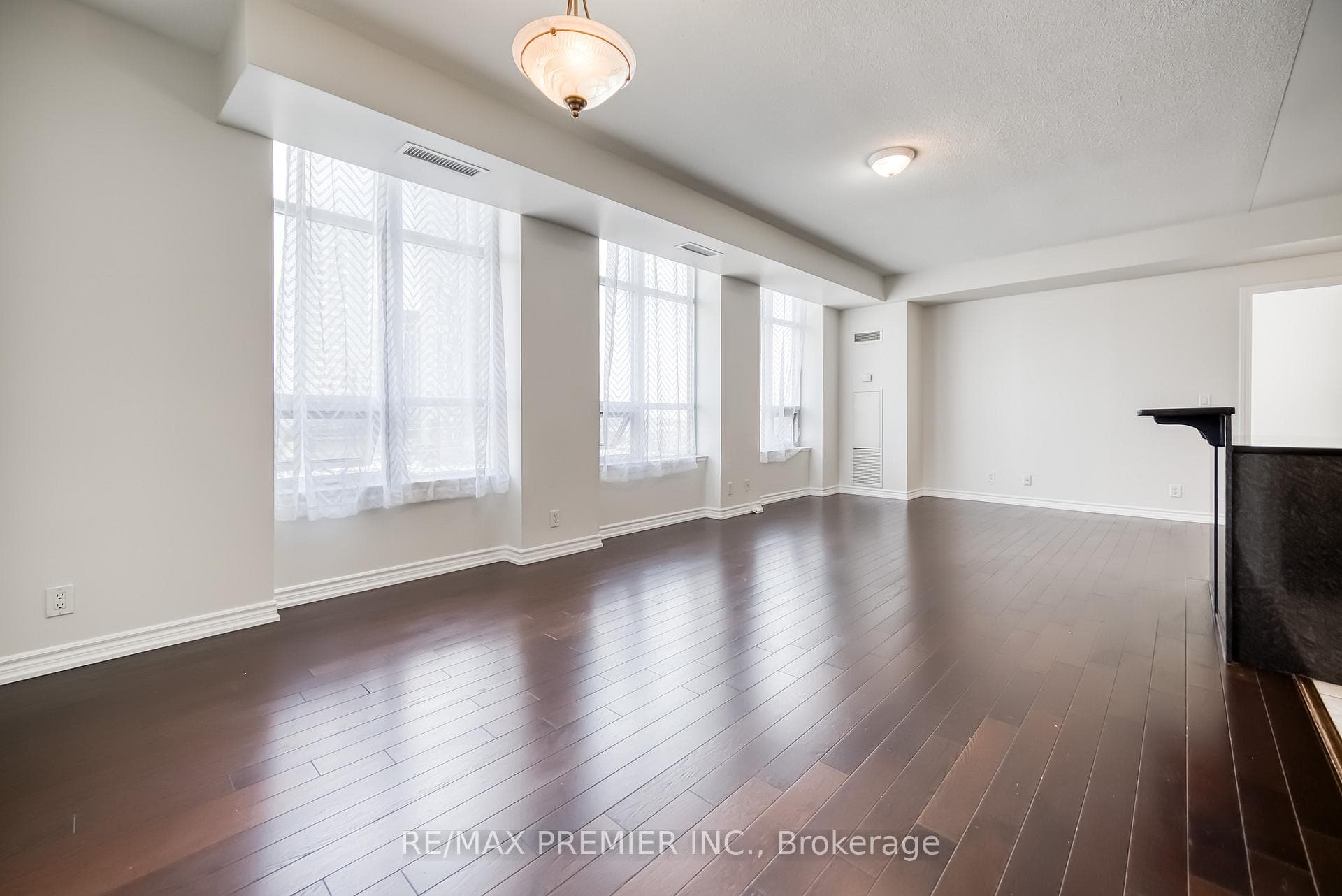 9225 Jane Street Unit 614 photo 16