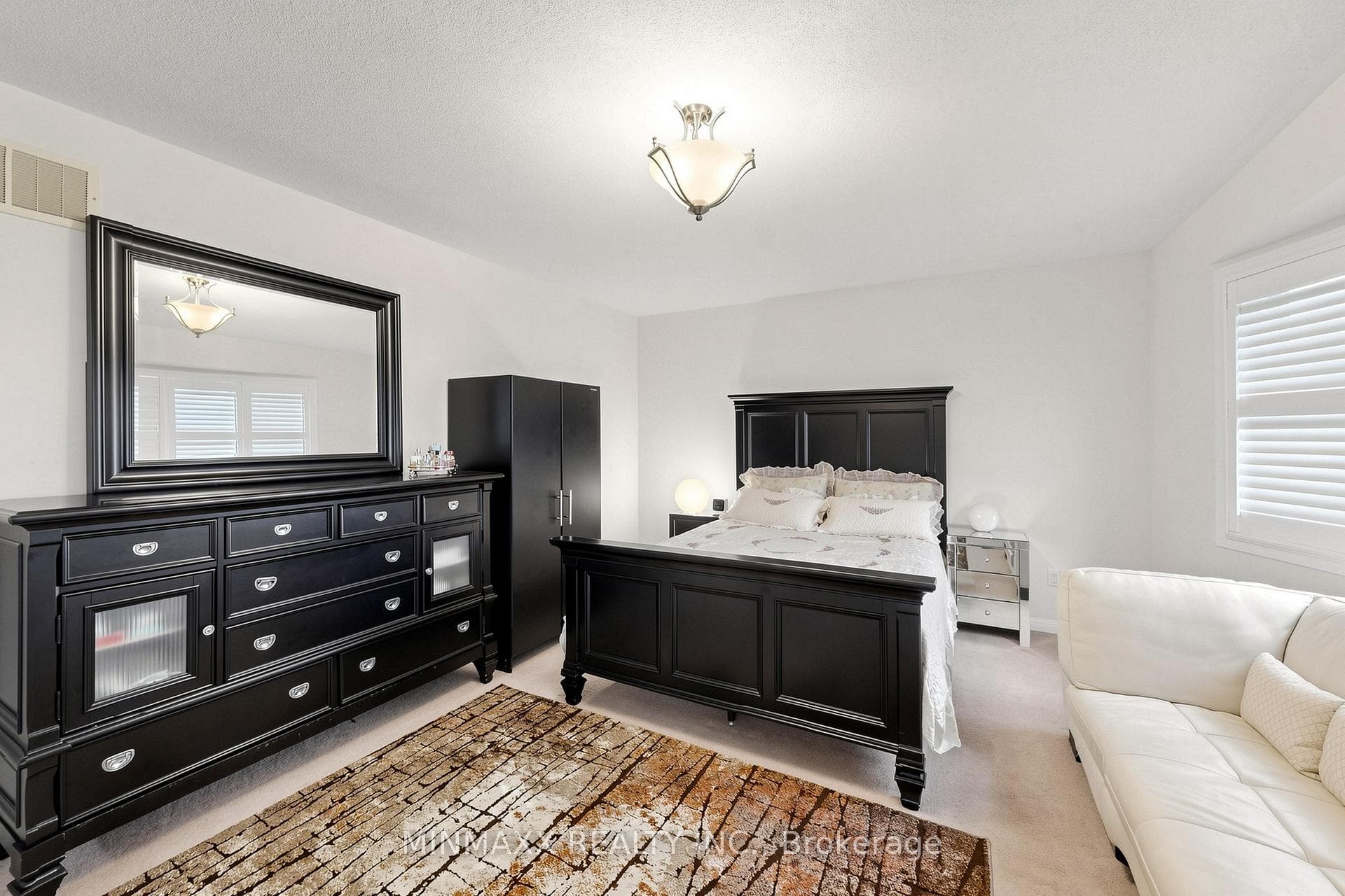 916 Minchin Way photo 31