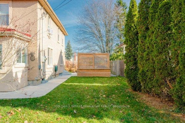 Privacy screen at side yard