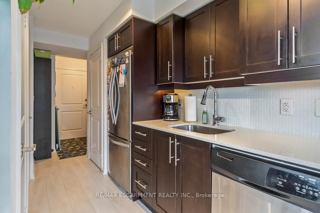 35 Bastion Street Unit 1817 photo 5