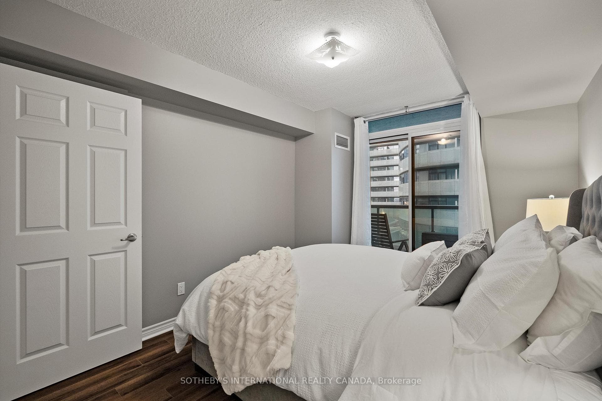 19 Grand Trunk Crescent Unit 707 photo 14