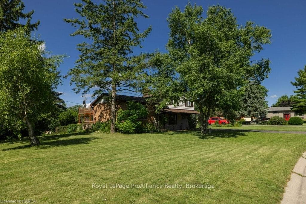 671 SUSSEX Boulevard photo 34