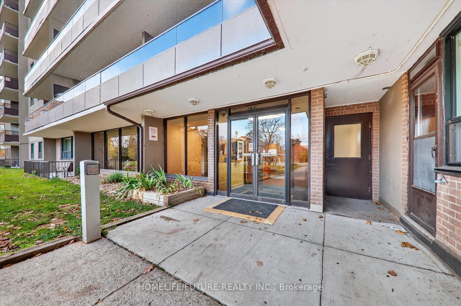 180 Markham Road Unit 705 photo 5
