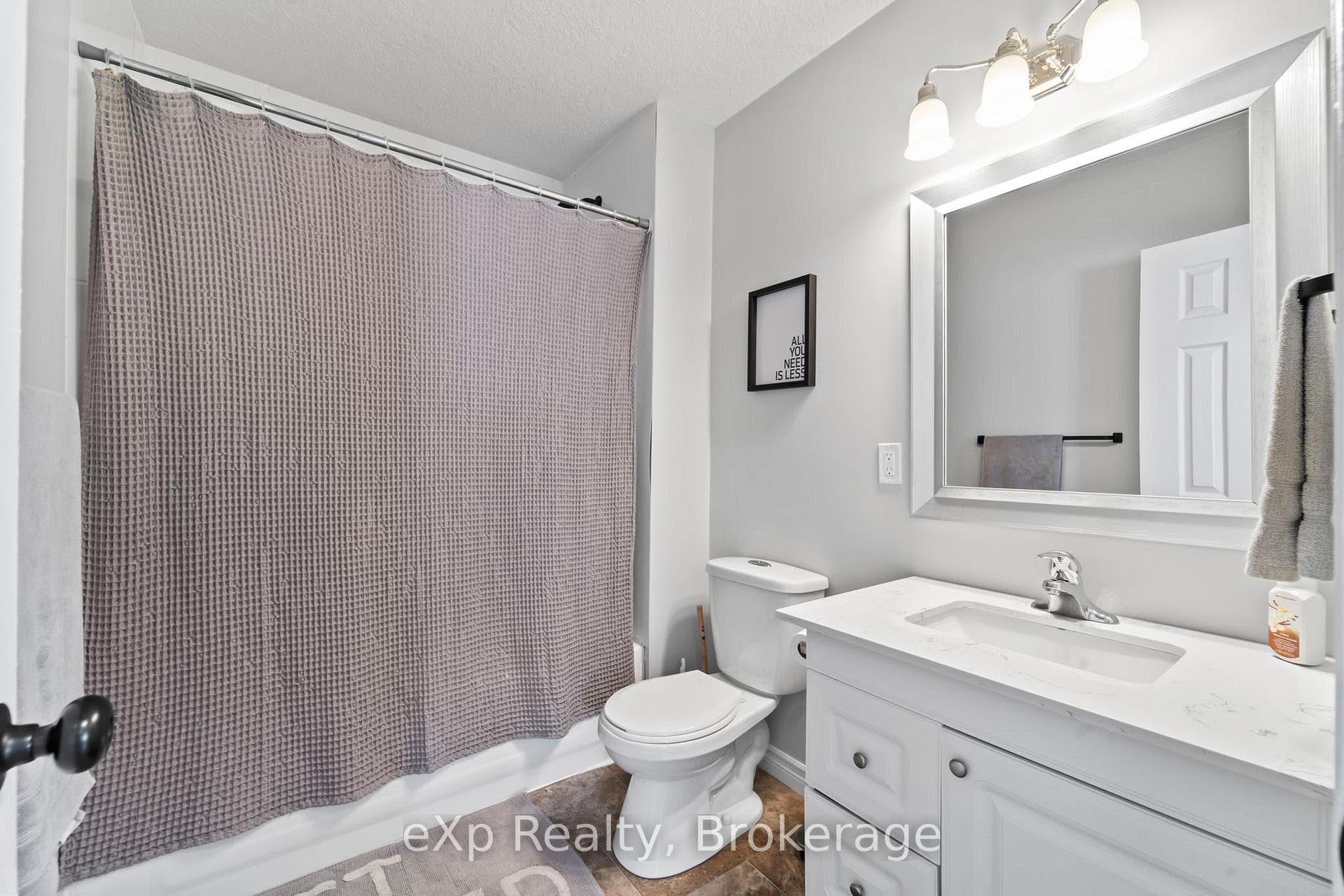 470 QUEEN Street photo 14