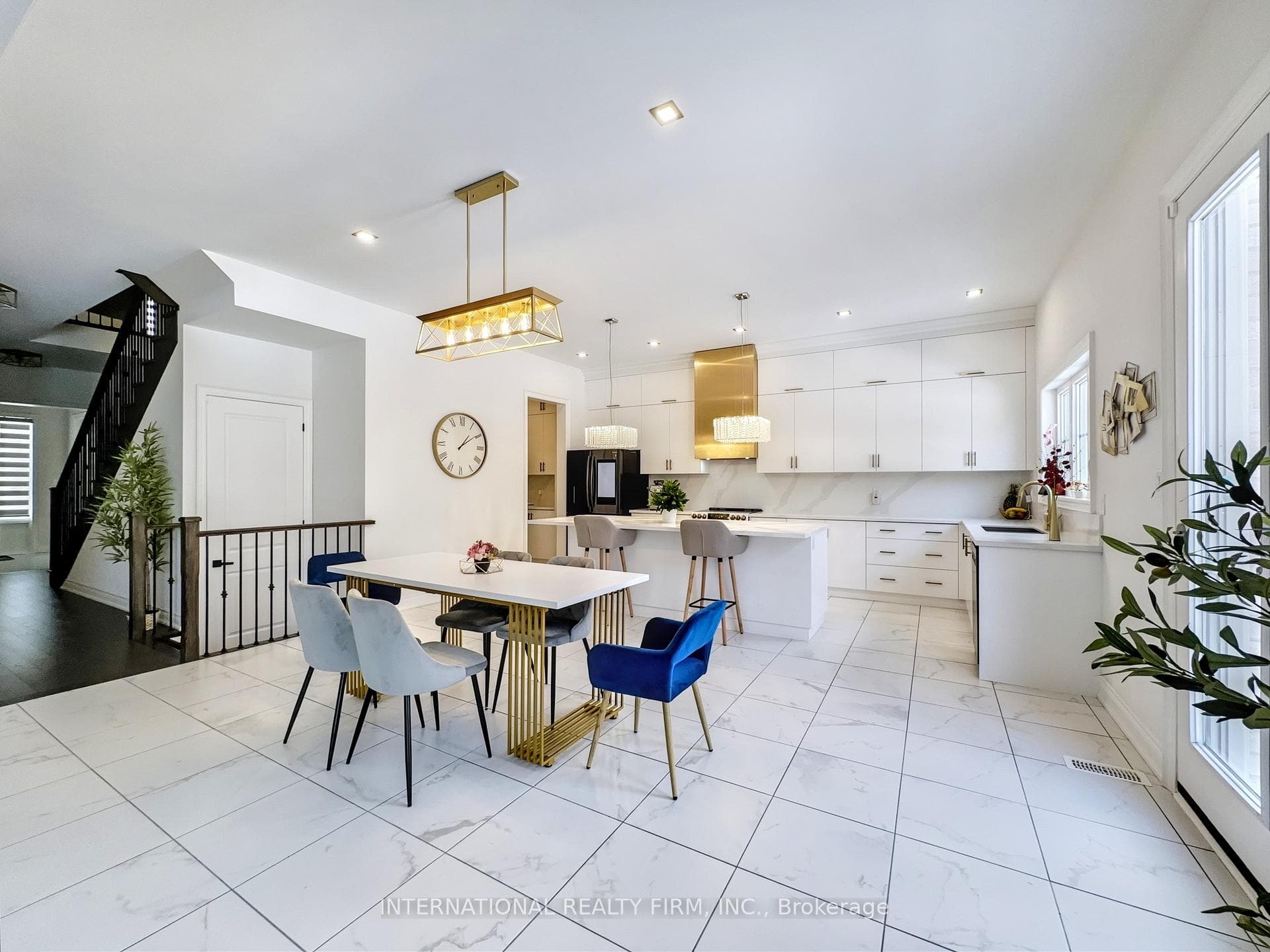 150 Cannes Avenue photo 21