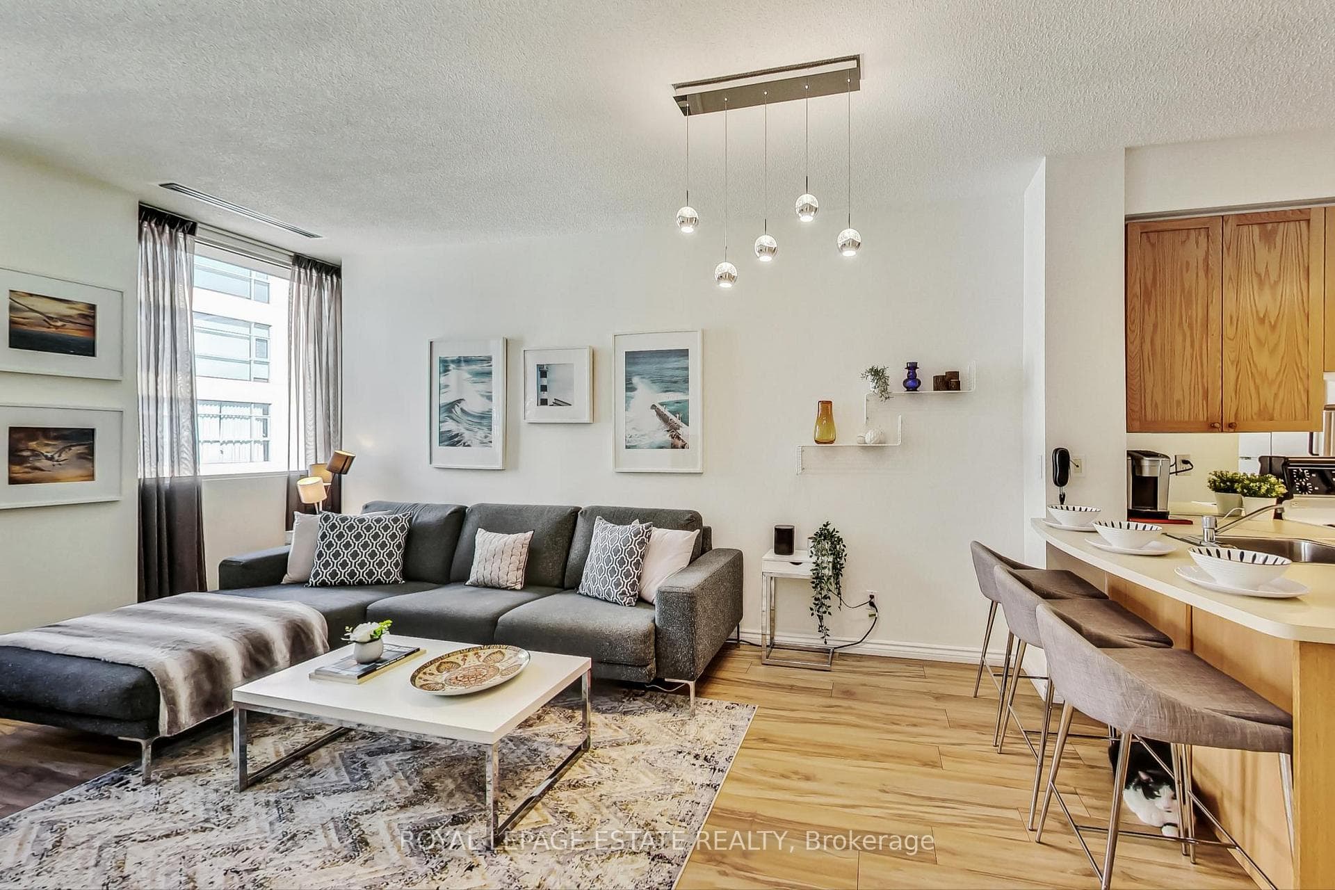555 Yonge Street Unit 804 photo 2