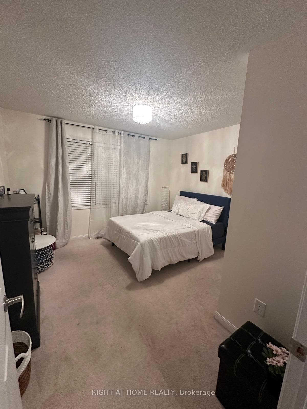 1156 Riddell Crescent photo 5