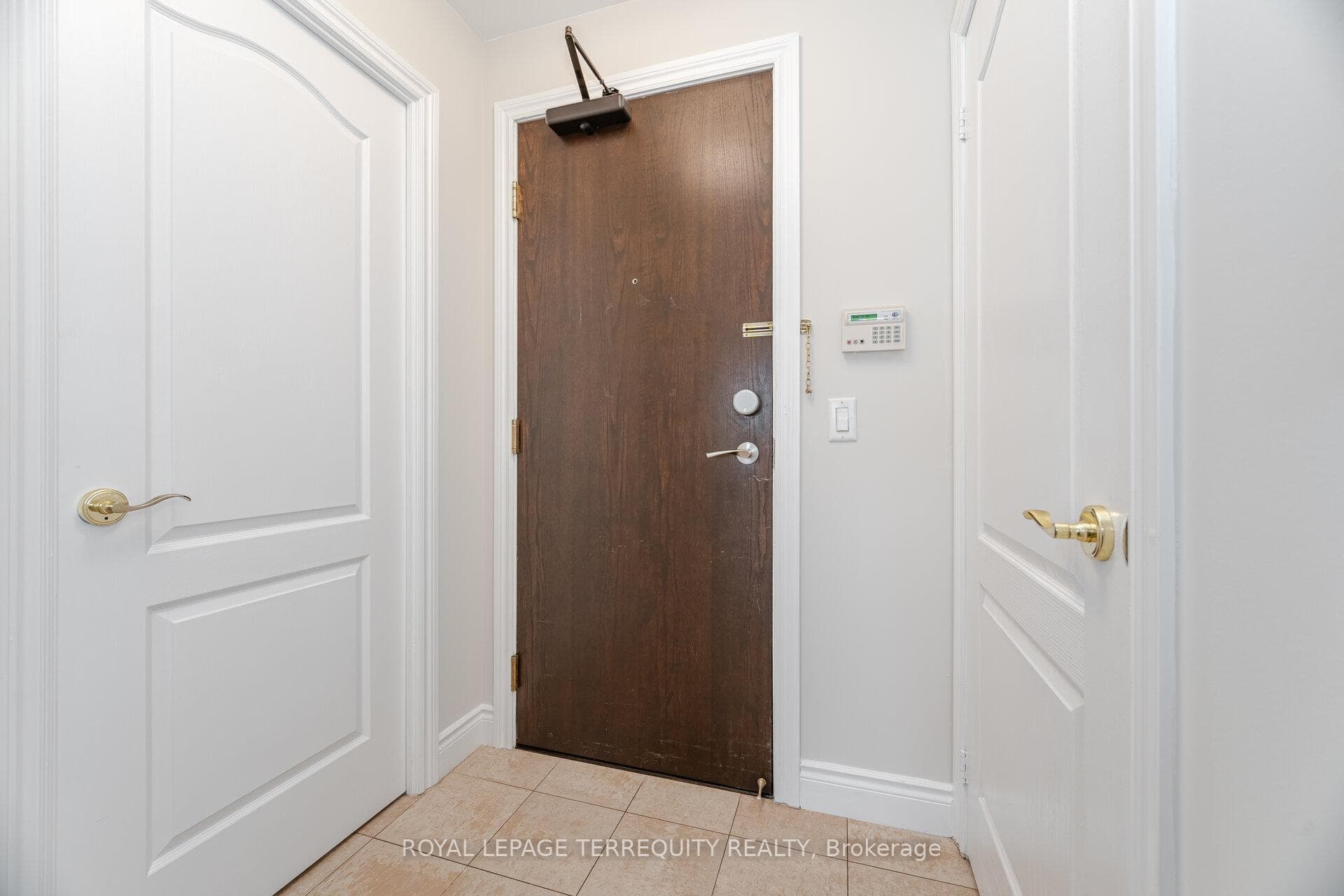 1101 Leslie Street Unit 305 photo 5