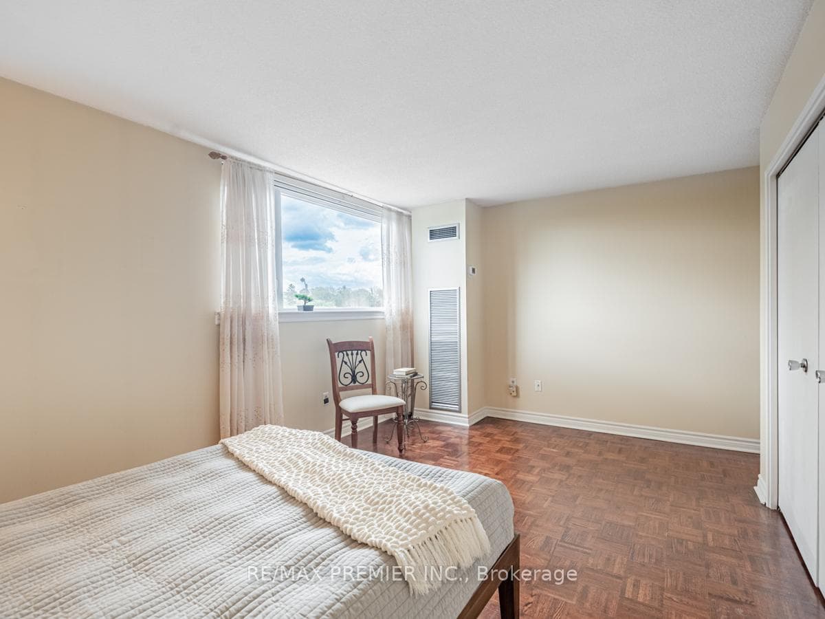 270 Scarlett Road Unit 301 photo 27