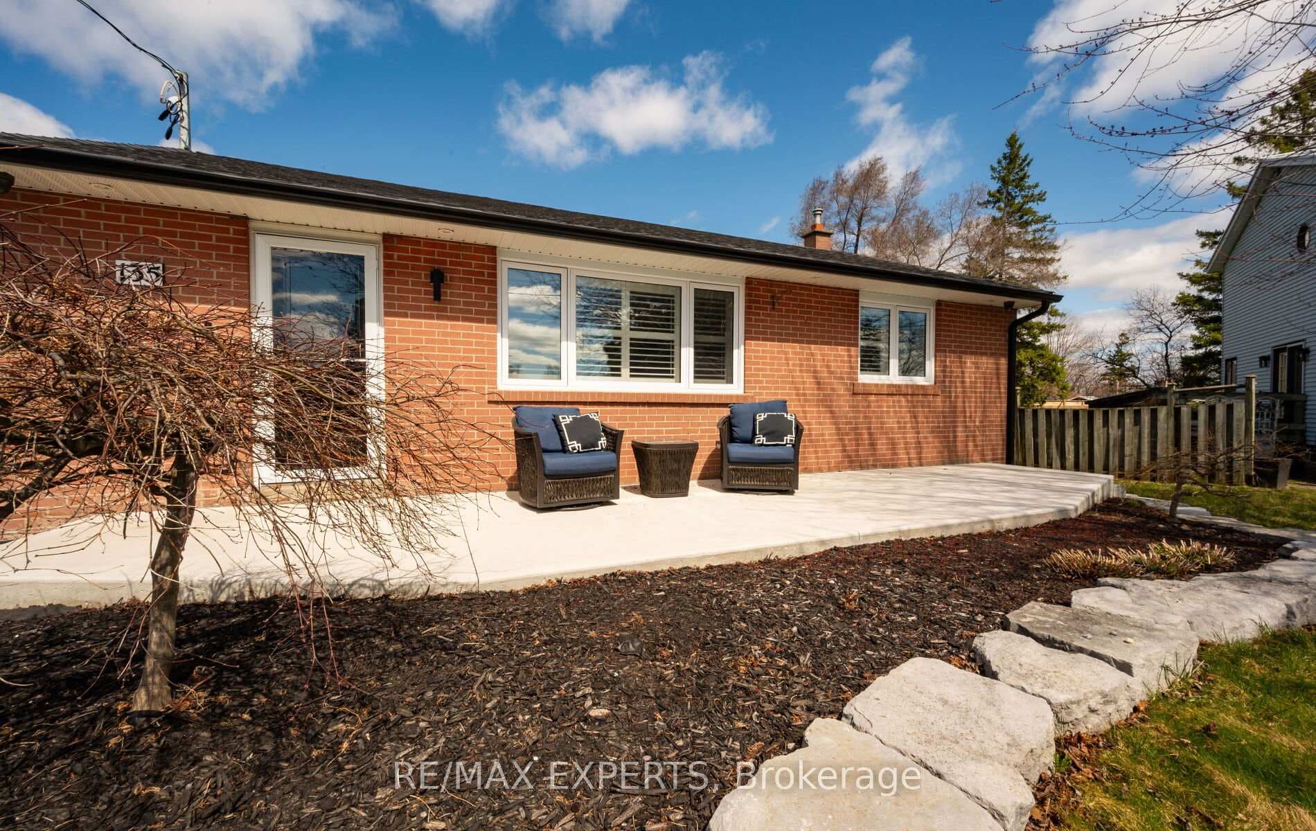 135 Martha Crescent photo 3