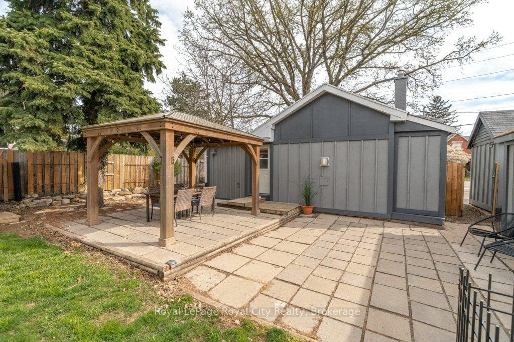 554 Woolwich Street photo 33