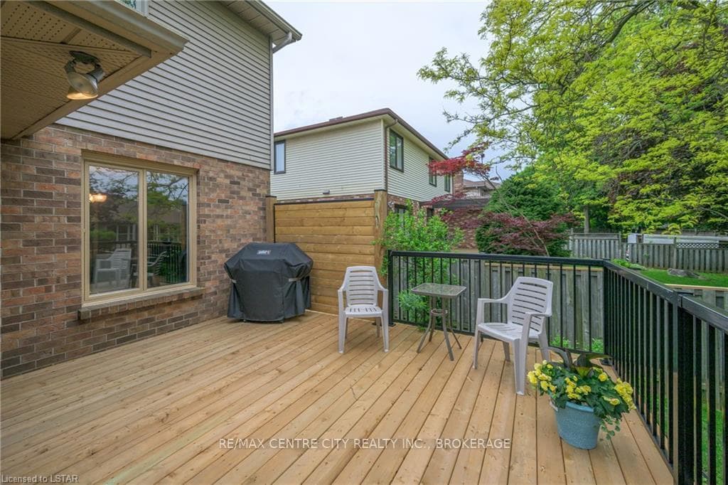 10 MOUNTAINVIEW Crescent photo 3