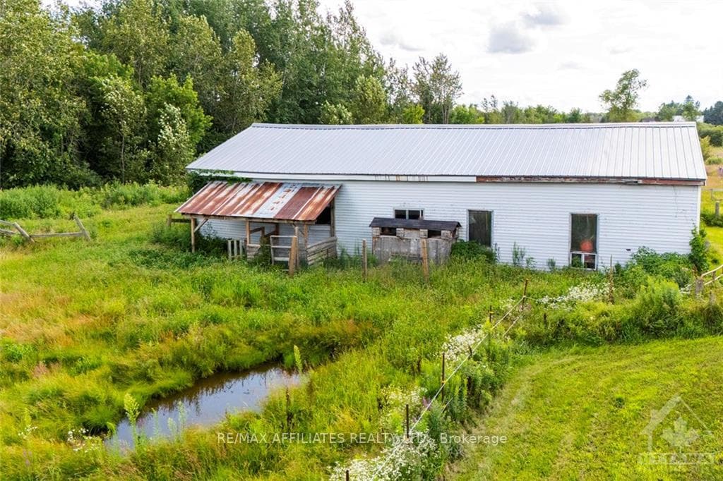 1570 LINDSAY Road photo 27