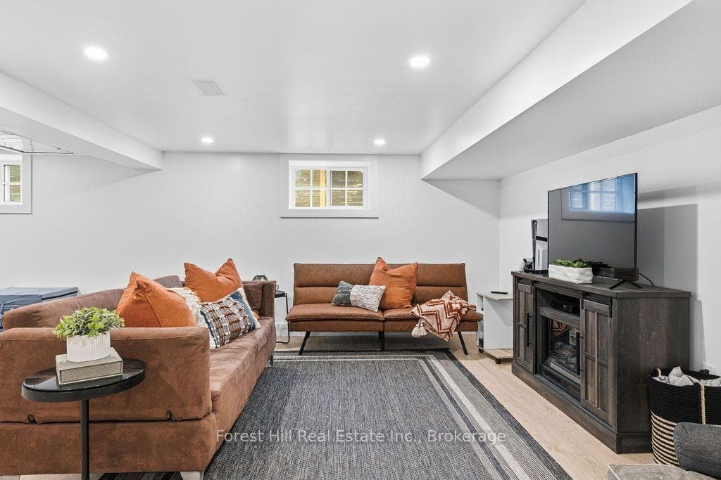 415 Wellington Street photo 20