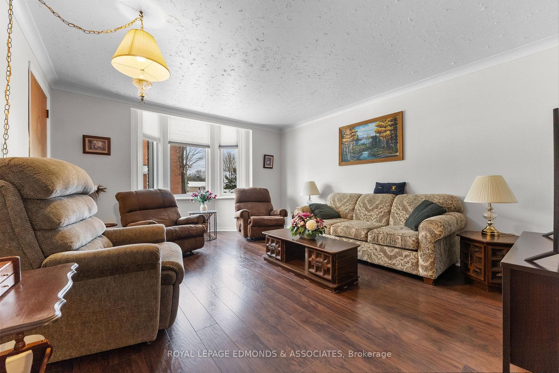 363 Moffat Street photo 9