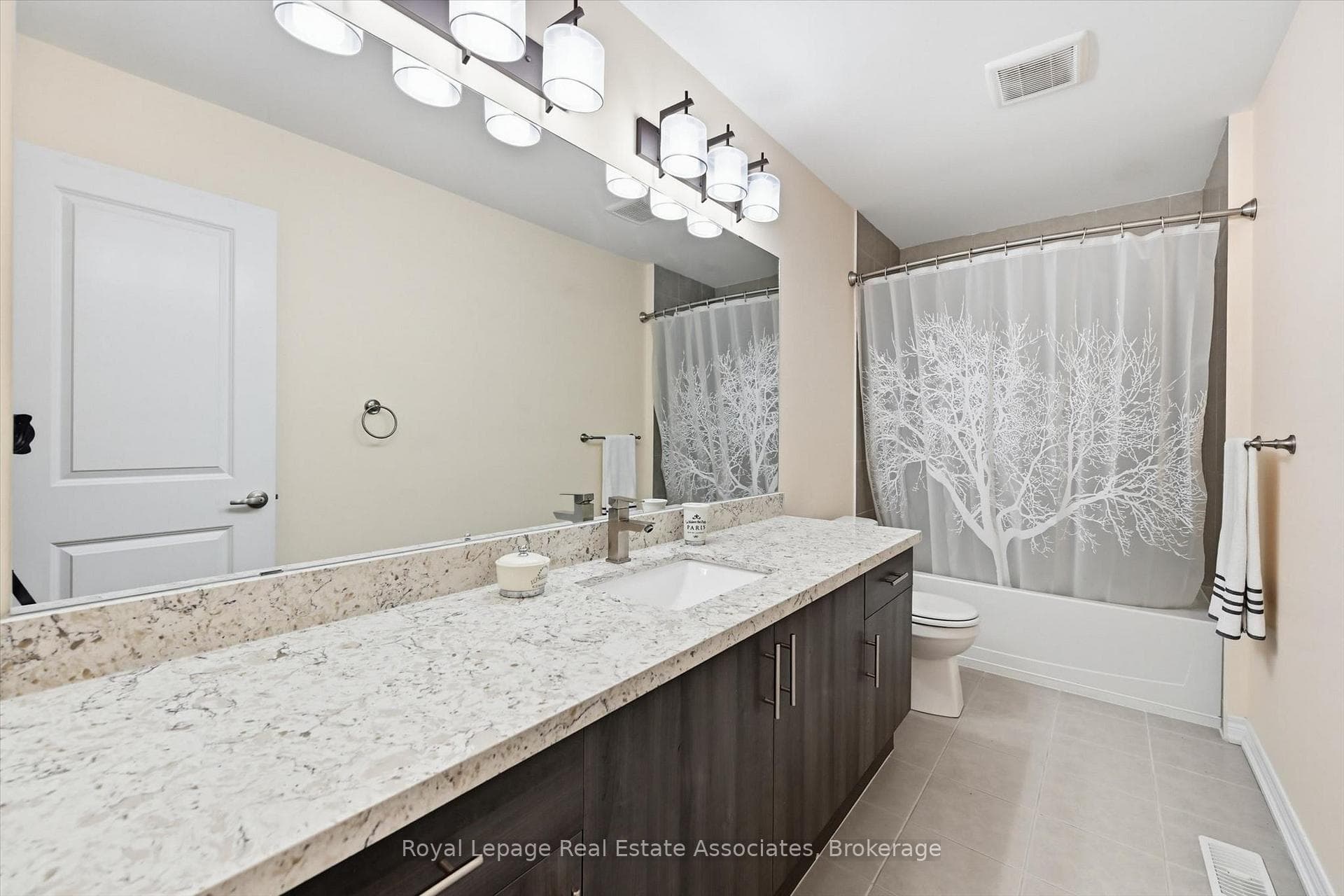 1 Southshore Crescent photo 26