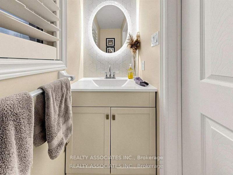 44 Shining Willow Crescent photo 16