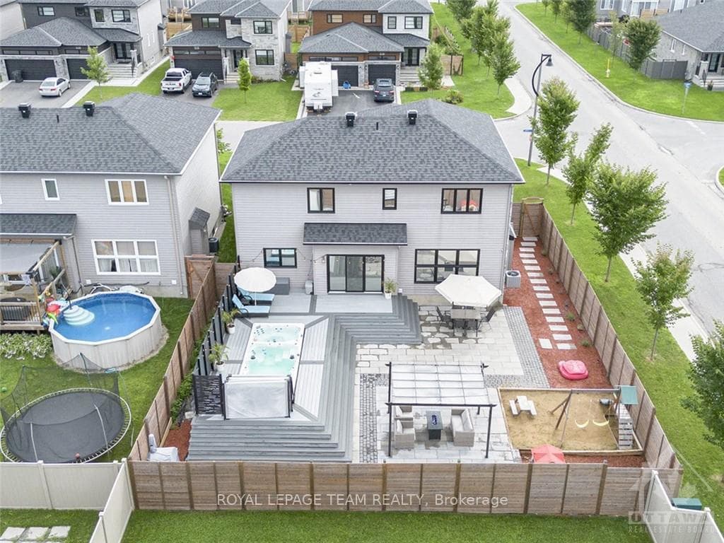 241 SUNSET Crescent photo 30