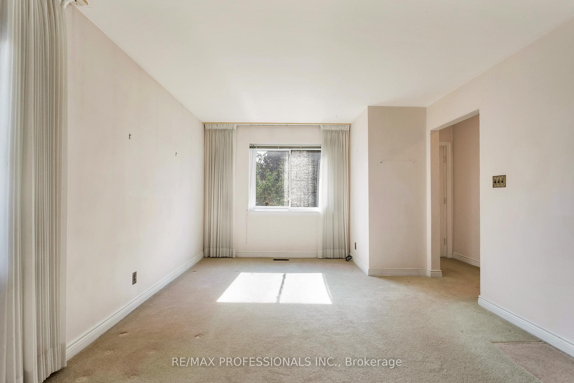38 Van Stassen Boulevard photo 10