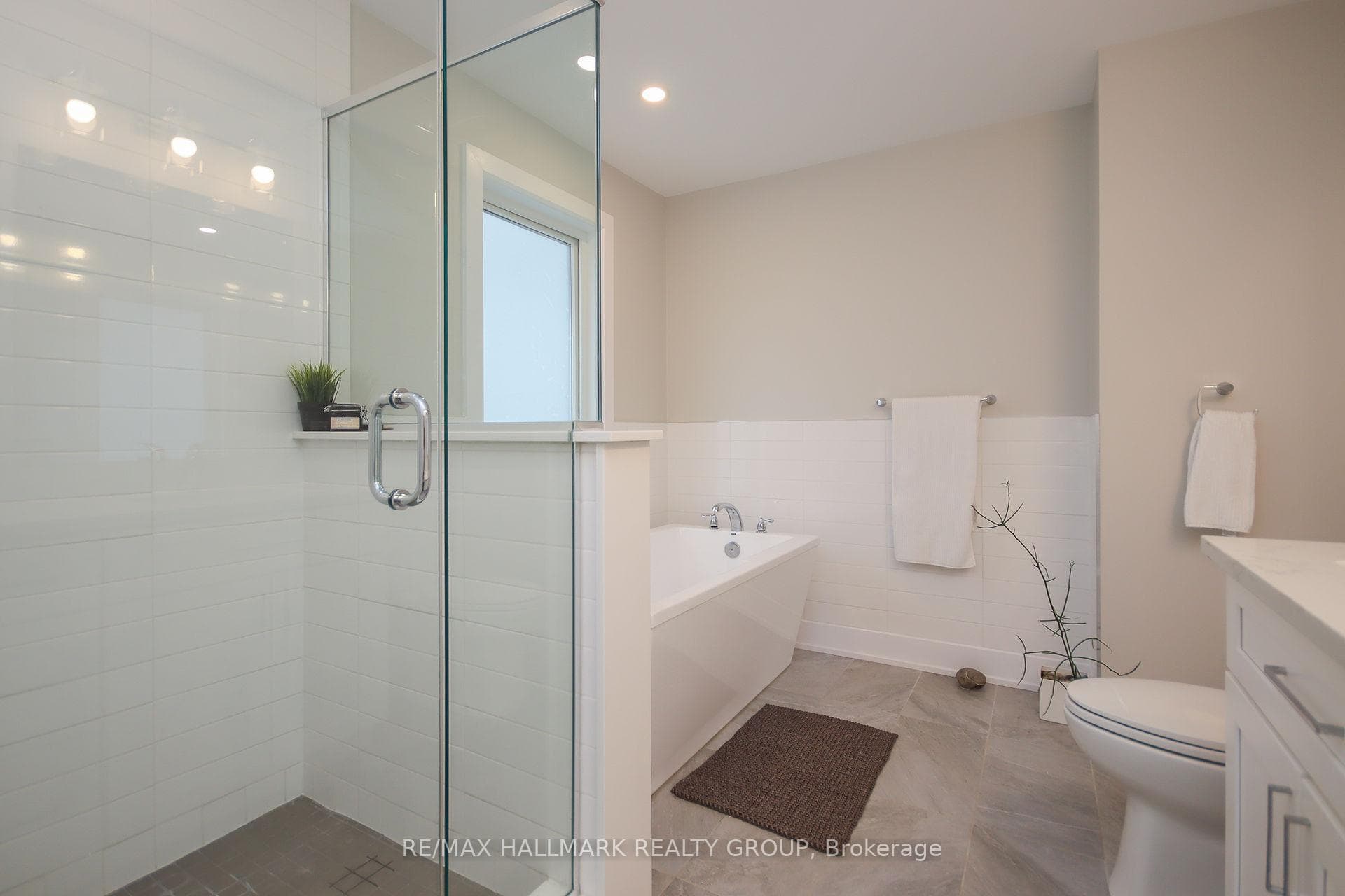225 Royal Avenue photo 25