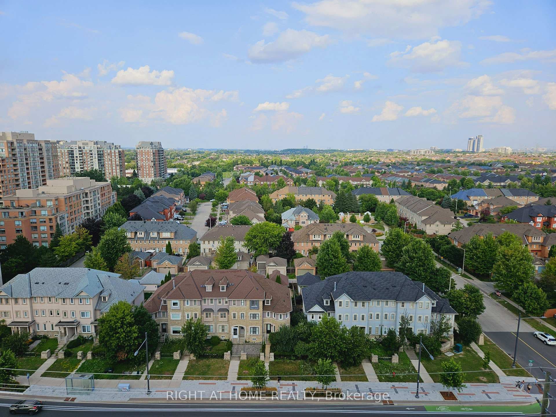 9088 Yonge Street Unit 1505A photo 2
