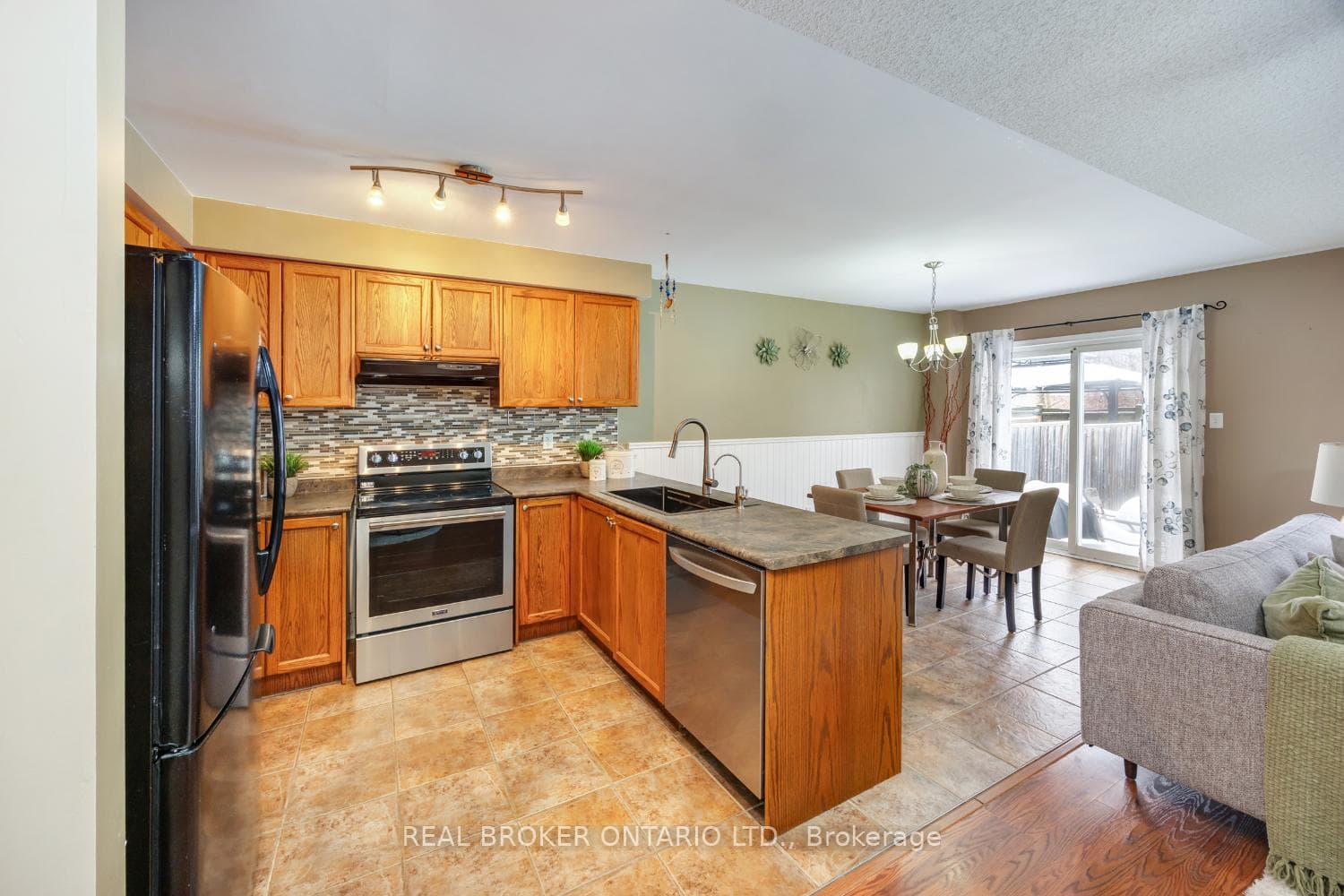 253 Sprucewood Crescent Unit 5 photo 4