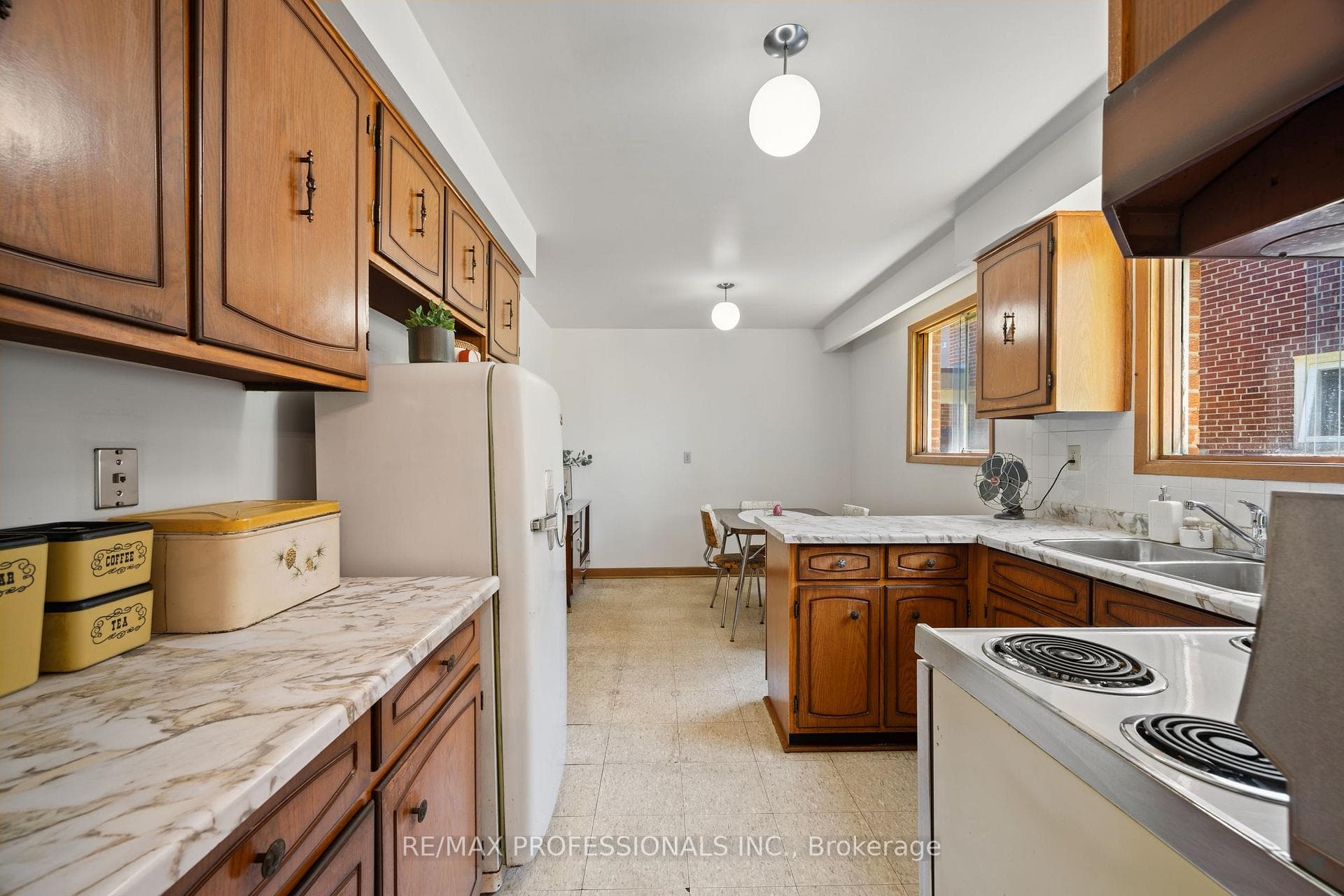 Large Eat-In Kitchen