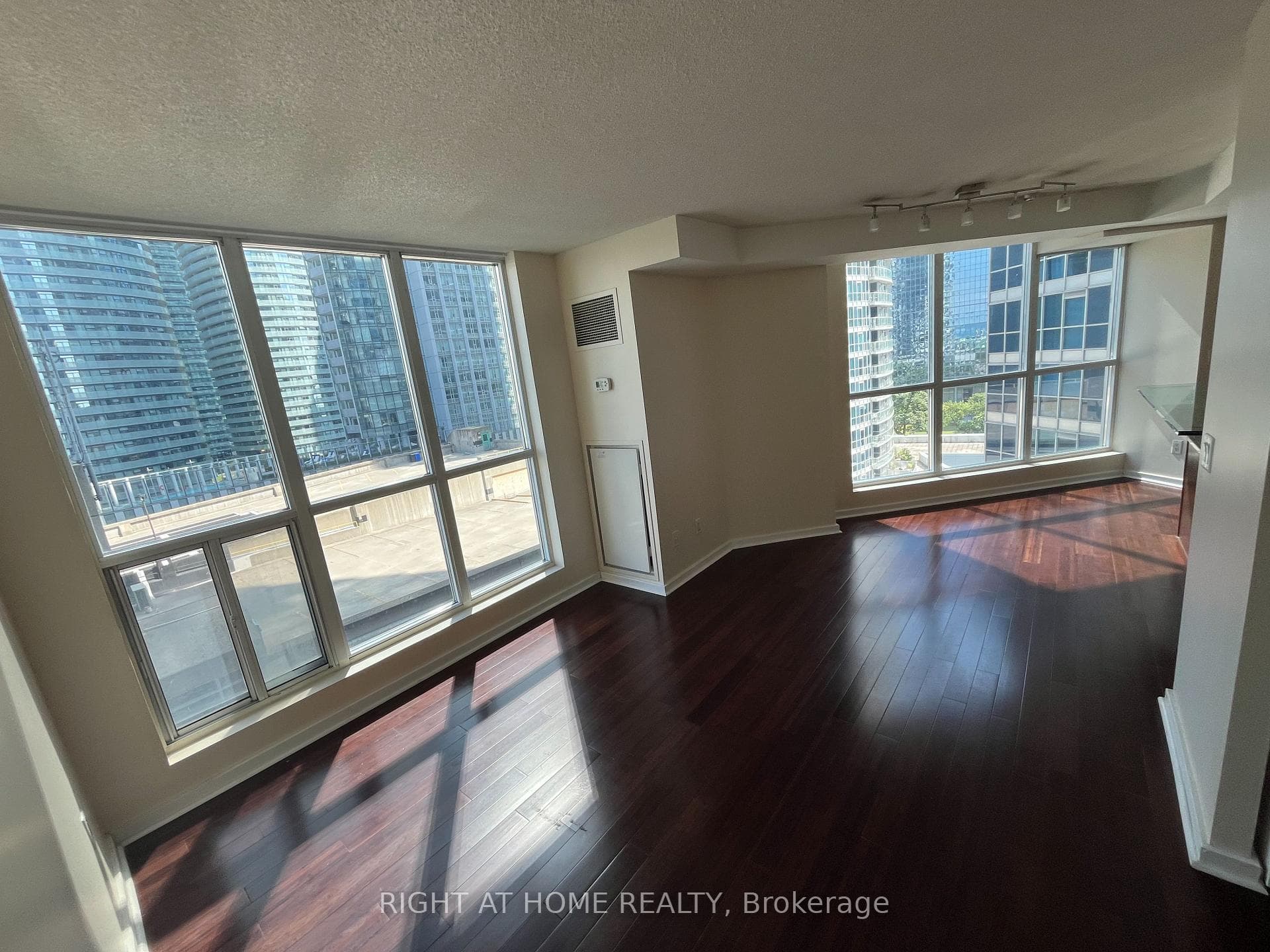 208 Queens Quay N/A Unit 1013 photo 7