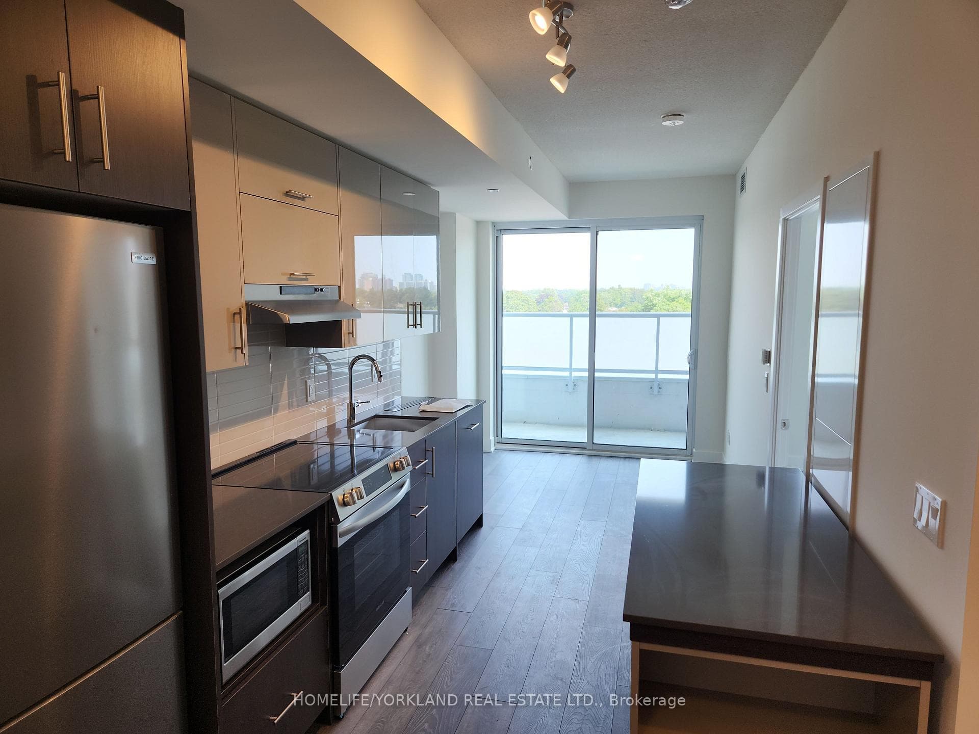 188 Fairview Mall Drive Unit 825 photo 3