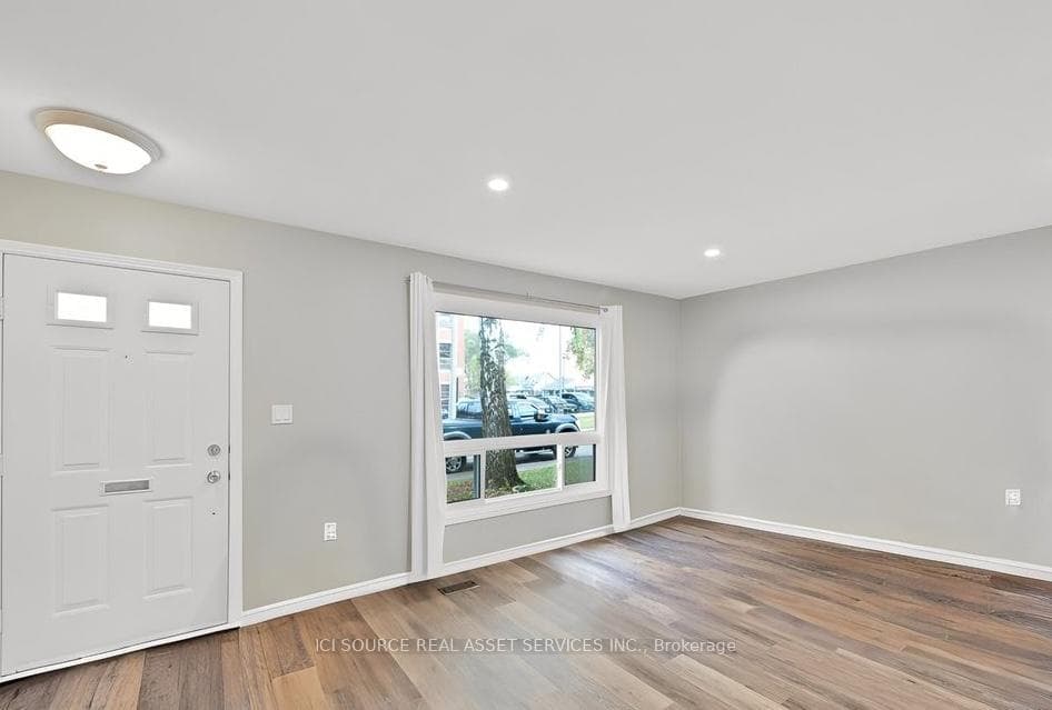 10 Gibsons Place photo 3