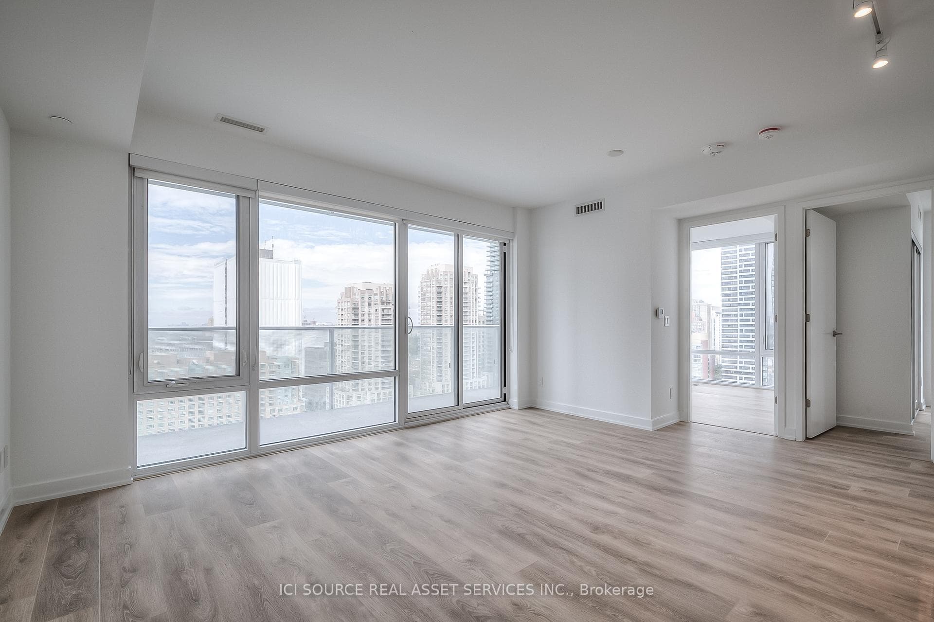 501 Yonge Street Unit 1902 photo 8