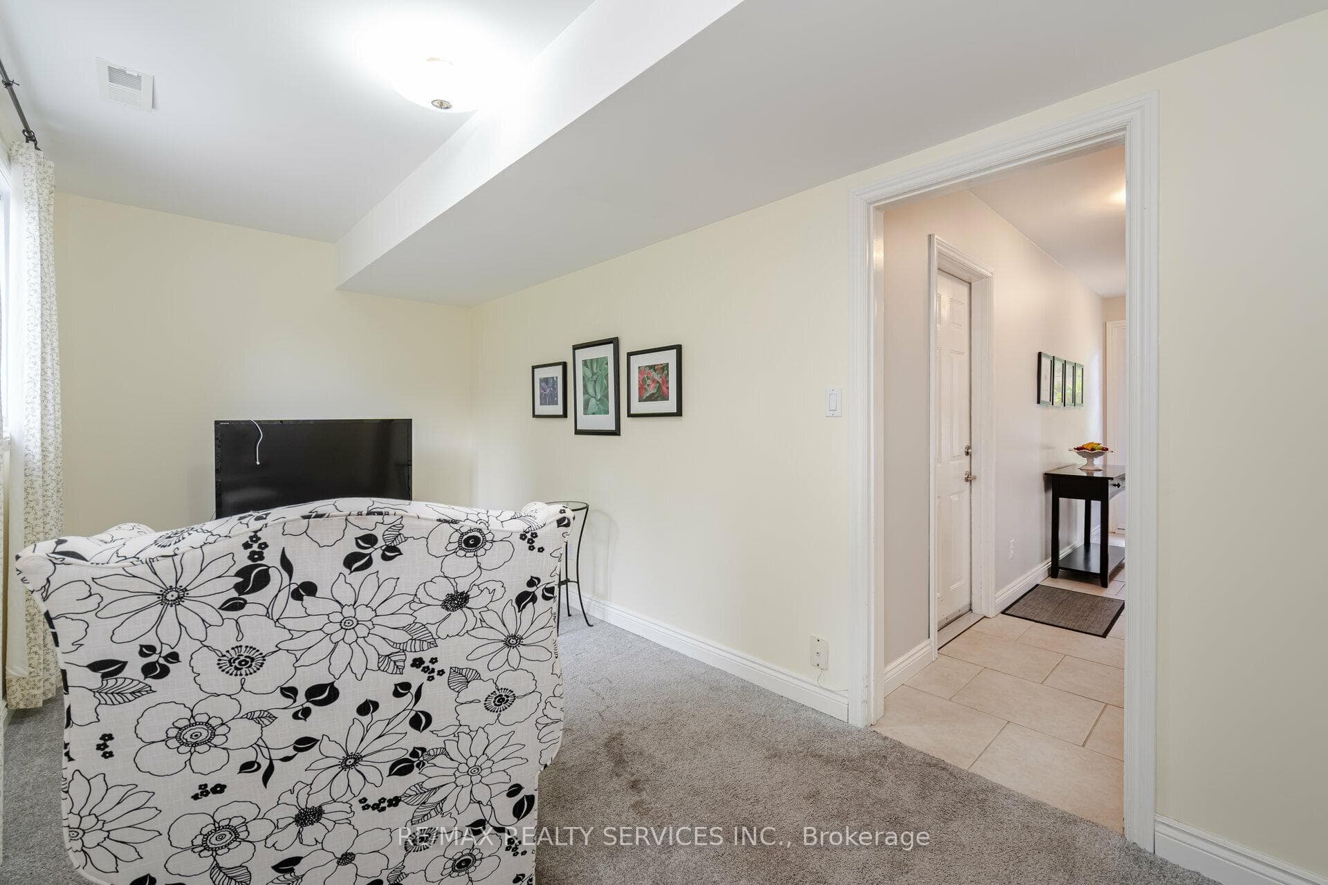 485 Bernhard Crescent photo 24
