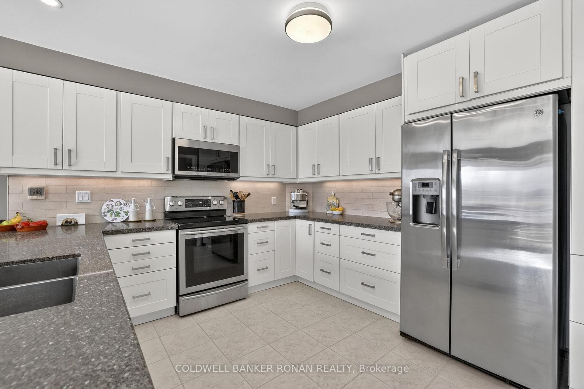 240 Howard Crescent photo 11