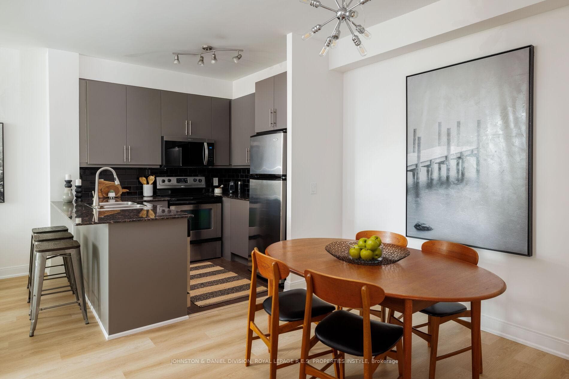 88 Broadway Avenue Unit 401 photo 9