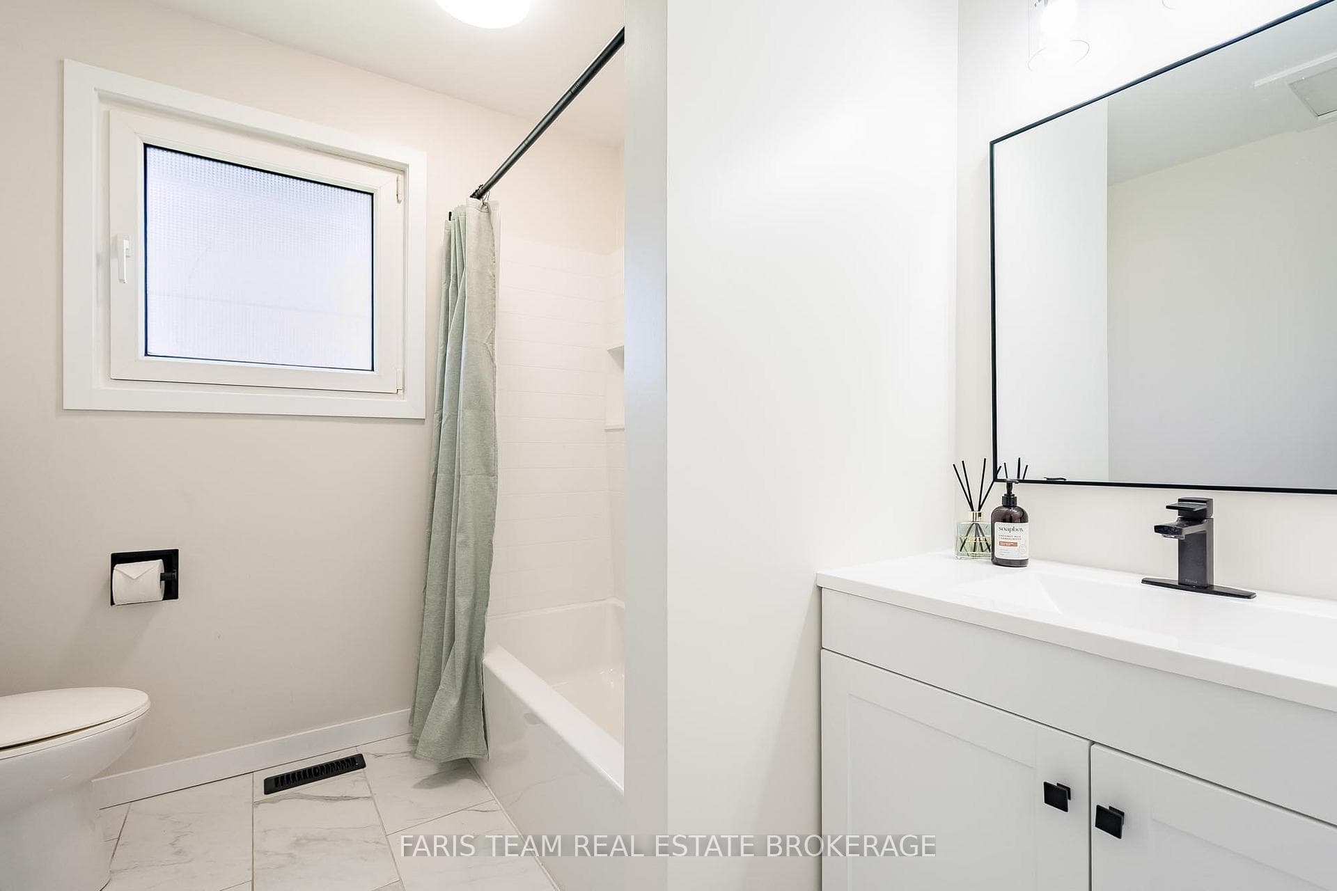 201 Parkside Crescent photo 17