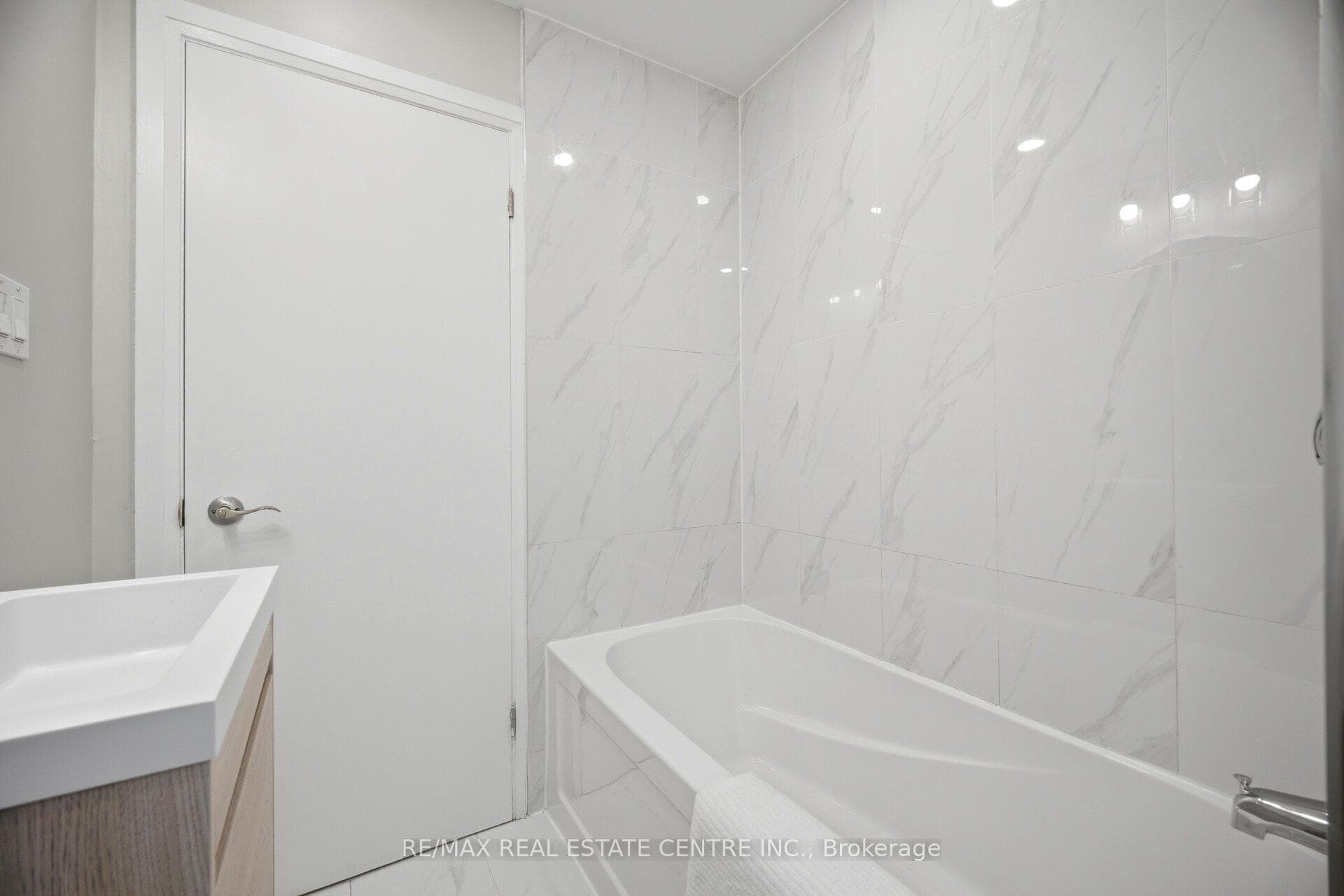 90 Holton Avenue photo 31