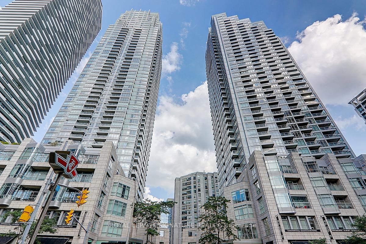 2181 Yonge Street Unit 1601 photo 1
