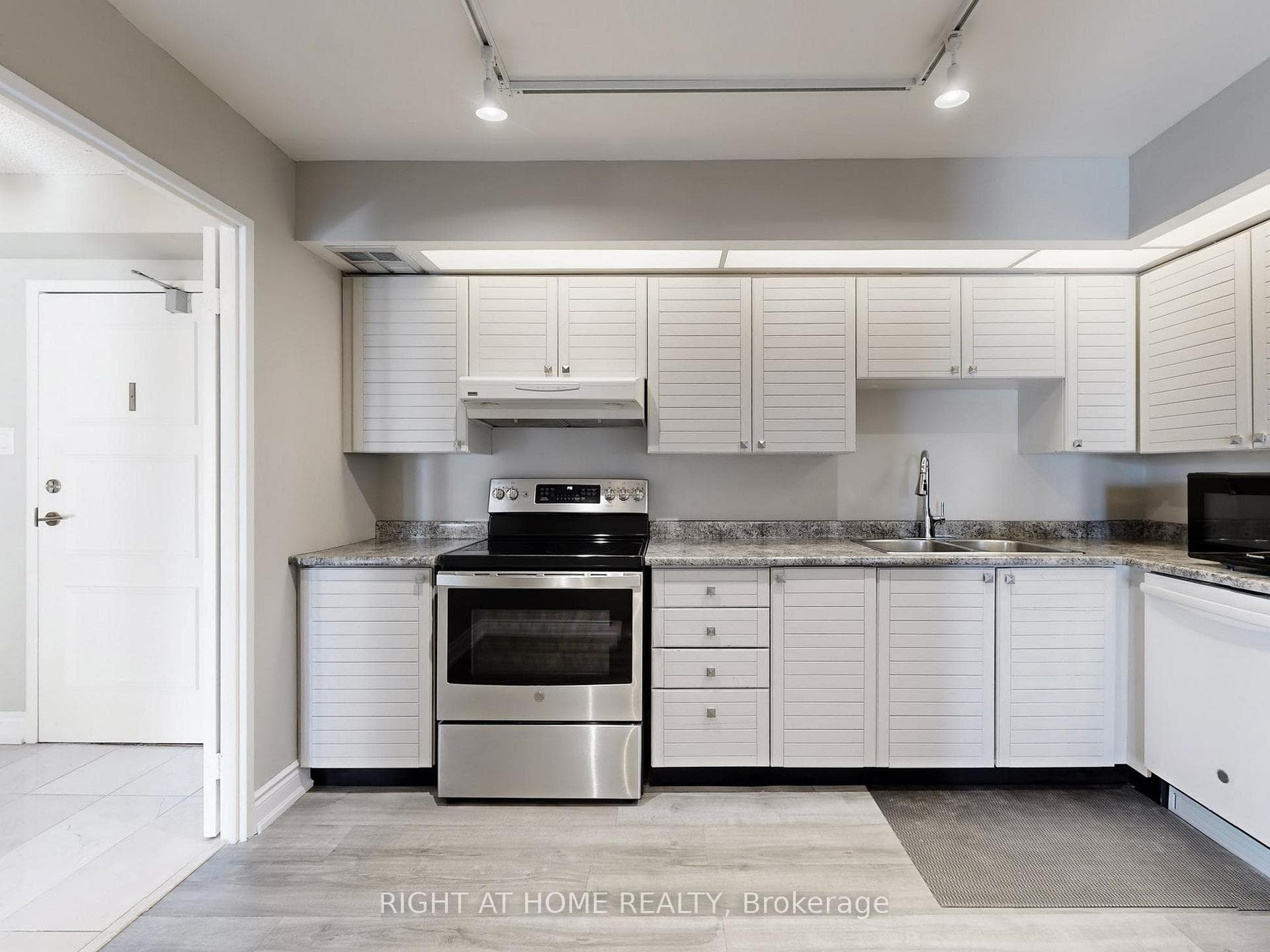 33 Elmhurst Avenue Unit 606 photo 17