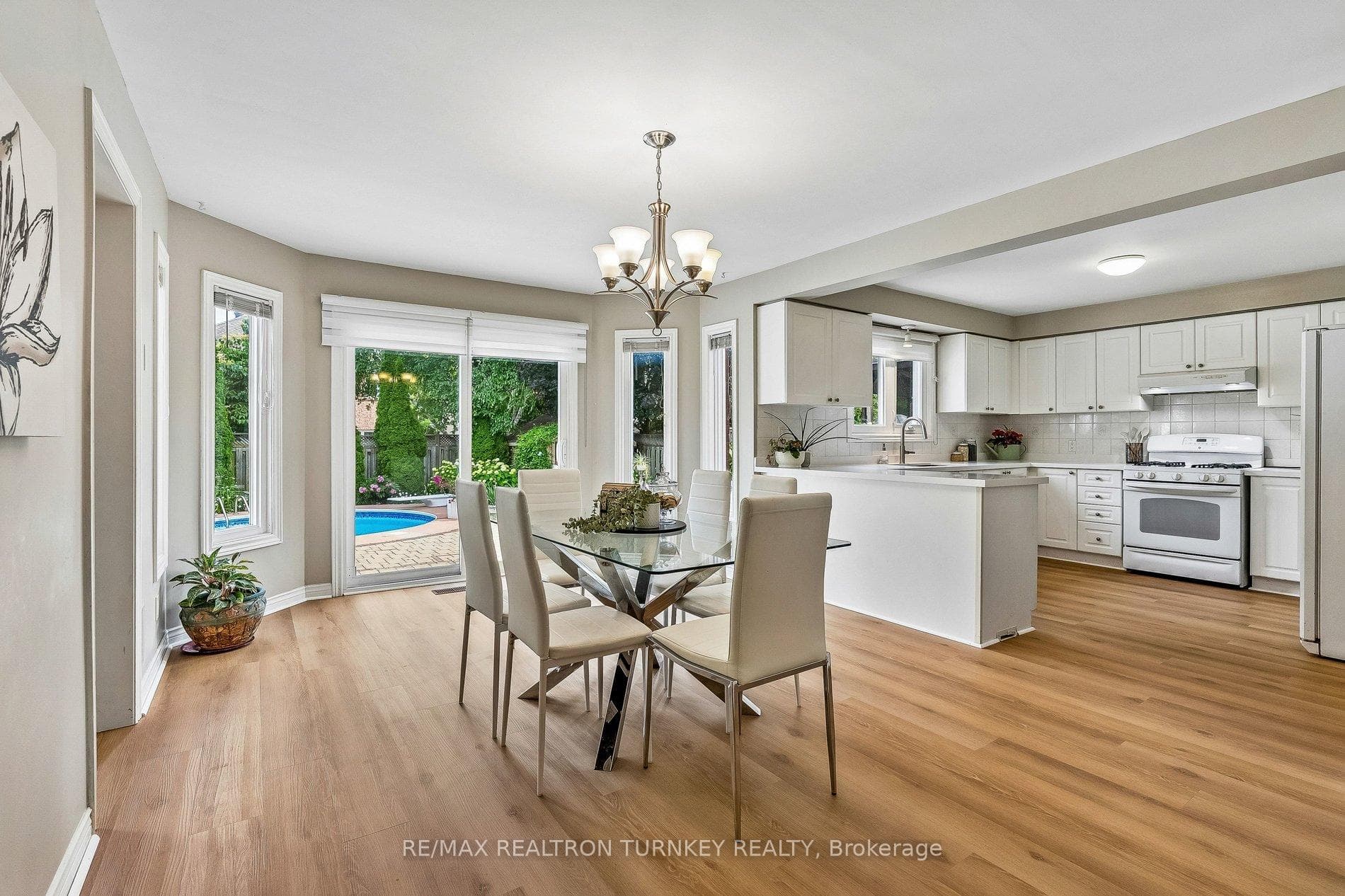 Sunny Eat-In Kitchen/Brkfst Area O/L Pool & Patio