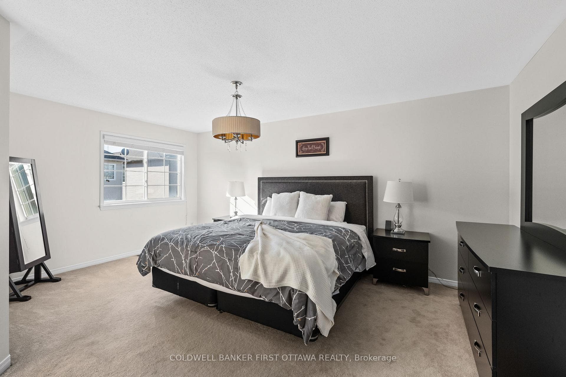Primary bedroom w dbl door entry & walk in closet.