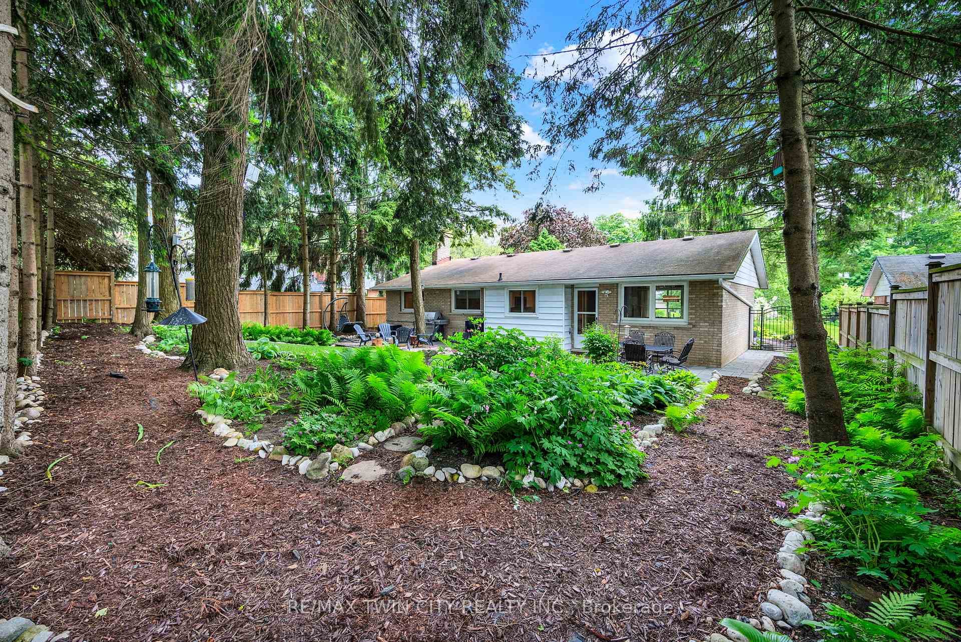 173 PINEGROVE Crescent photo 24