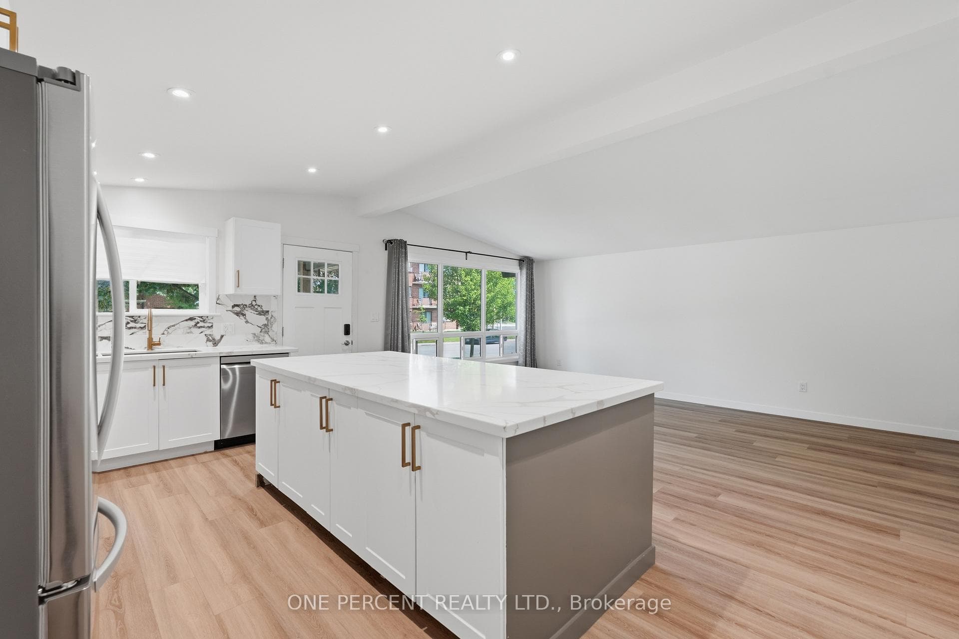 9 Bishopsgate Avenue photo 11