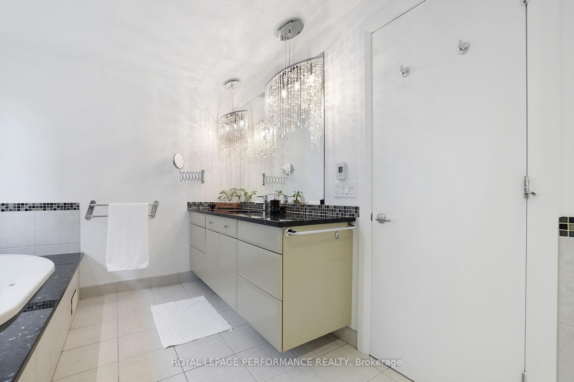 2029 Cabot Street photo 24