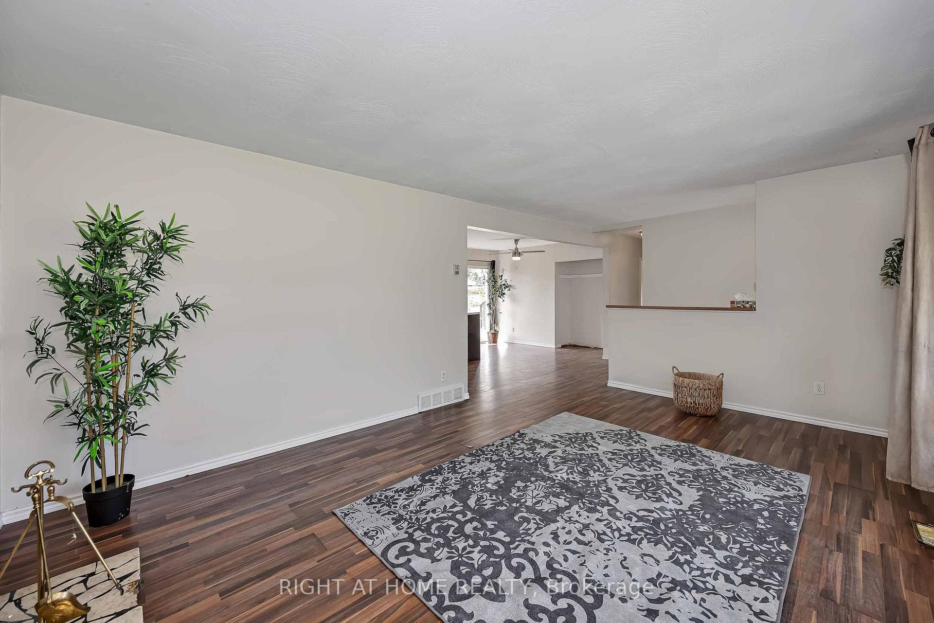 24 Largo Crescent photo 8