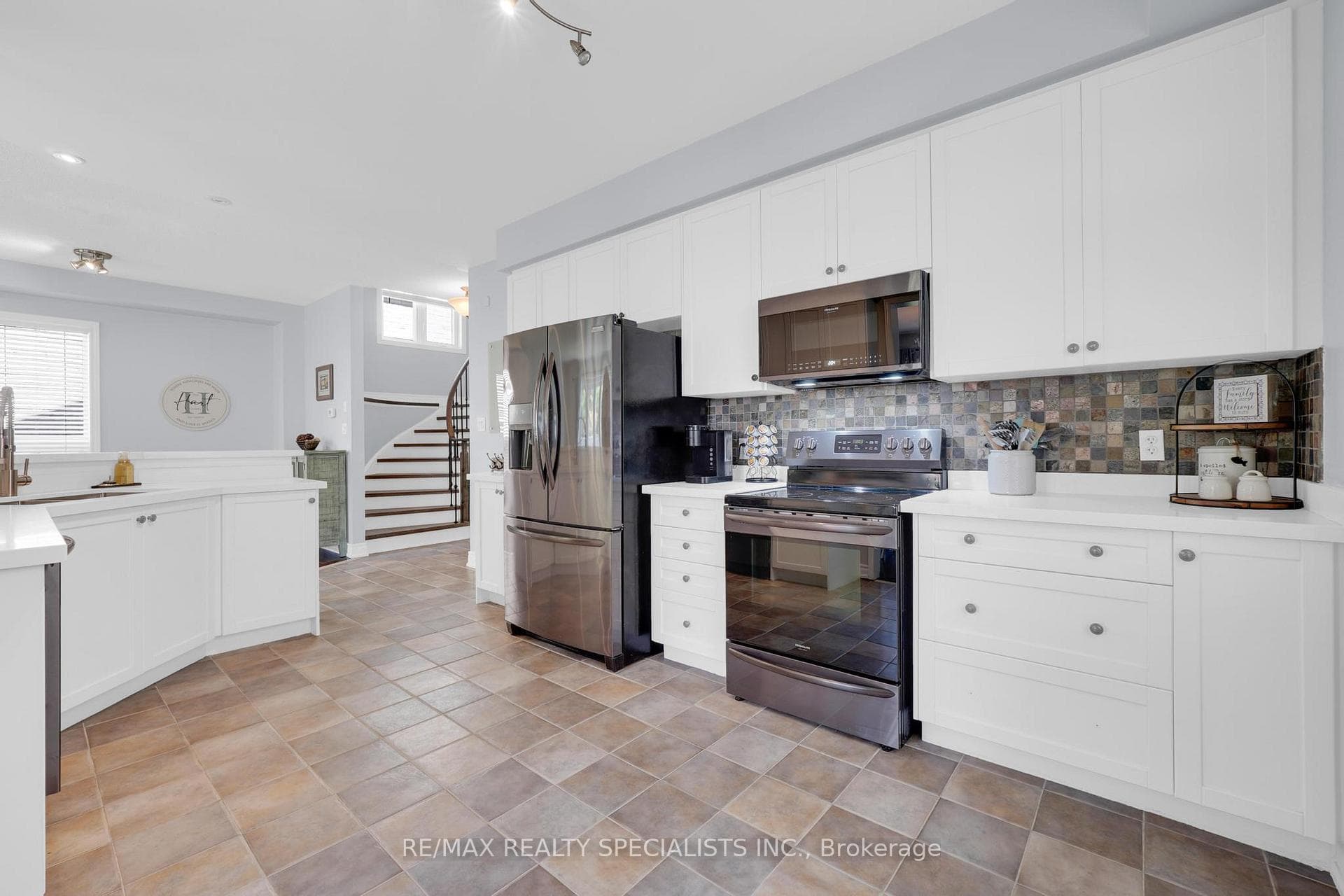 1055 Eager Road photo 6