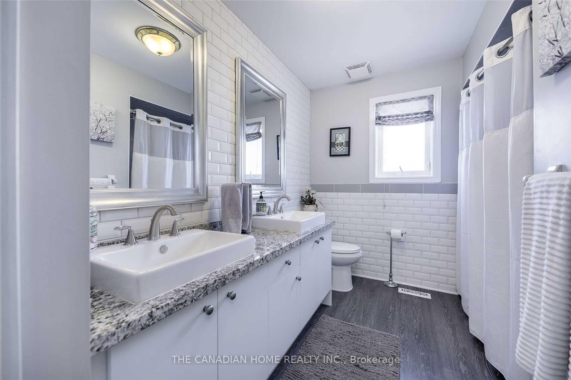 18 Silvercreek Crescent Unit Upper photo 16