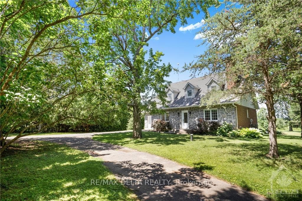 1583 STE ANNE Road photo 2