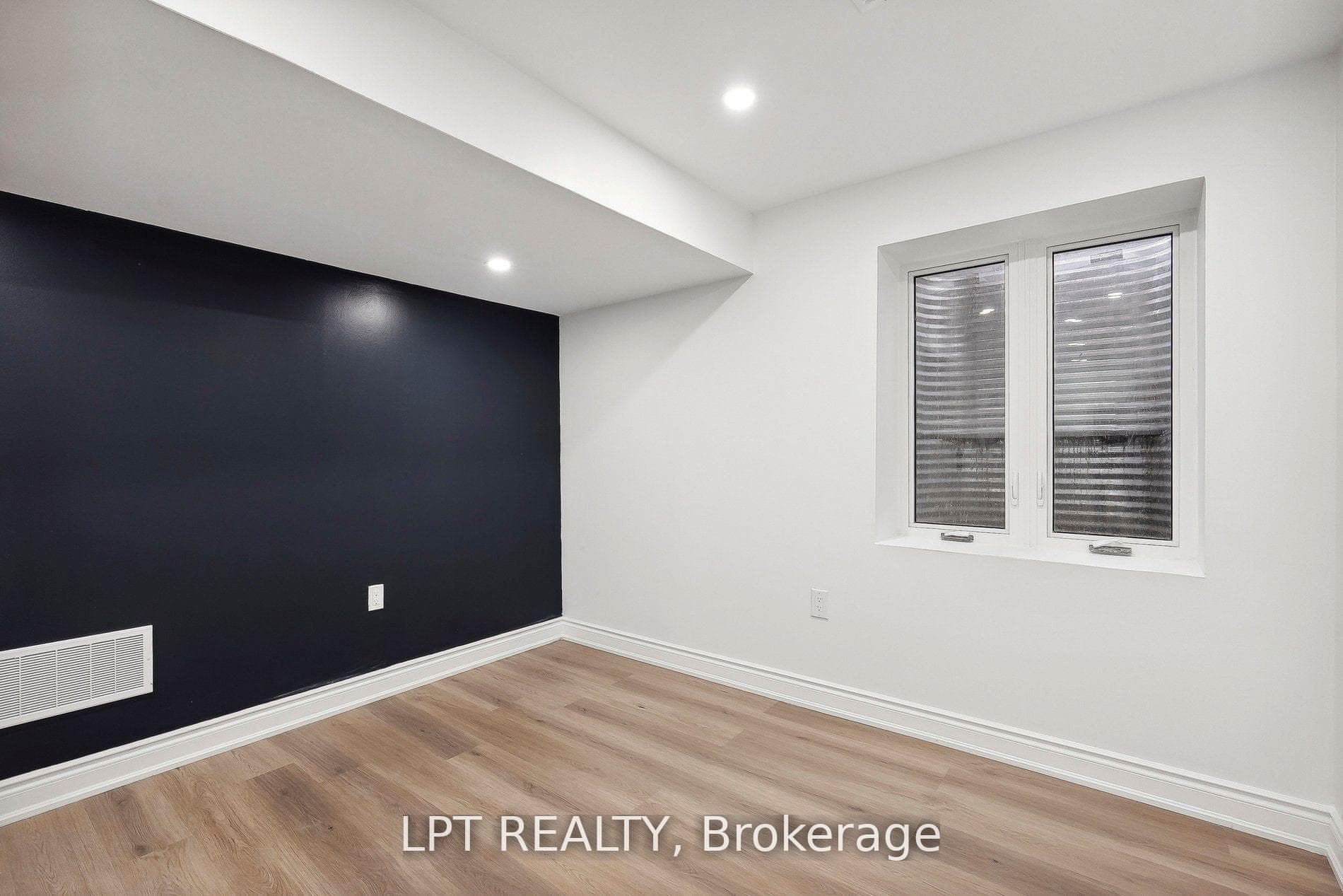 140 Springvalley Crescent Unit Lower photo 2
